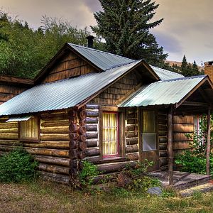 48627-small-wooden-cabin-in-the-forest-1920x1200-world-wallpaper