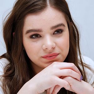 Hailee-steinfeld-at-pitch-perfect-2-press-conference-in-beverly-hills_3