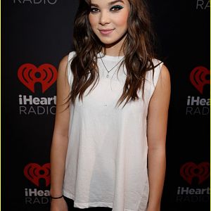 Hailee-steinfeld-shawn-mendes-iheartradio-2015-festival-16