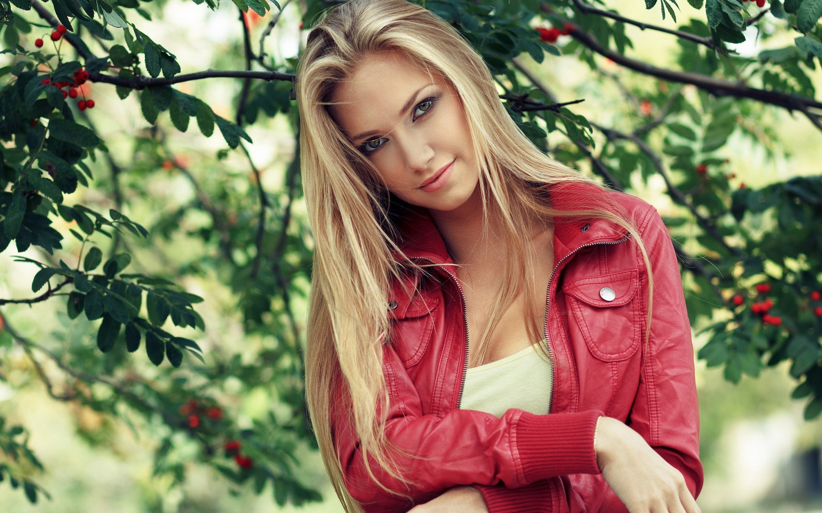 Blonde-girl-with-red-jacket-photography-wallpapers-1436032677g84nk