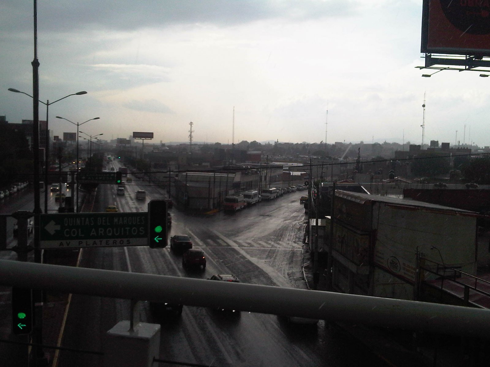 El Cruce, Sobre el Puente, Bajo la Lluvia