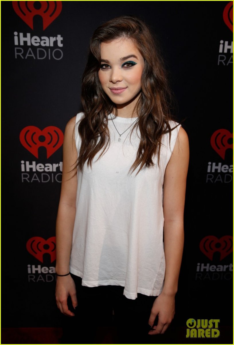 Hailee-steinfeld-shawn-mendes-iheartradio-2015-festival-16