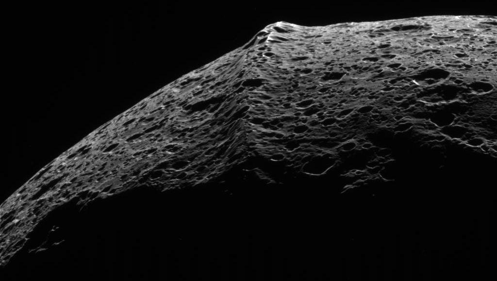 Iapetus_equatorial_ridge