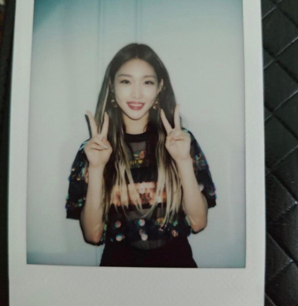 po_chungha_unsigned_polaroid_1533275289_cf5e0cf1_progressive.jpg